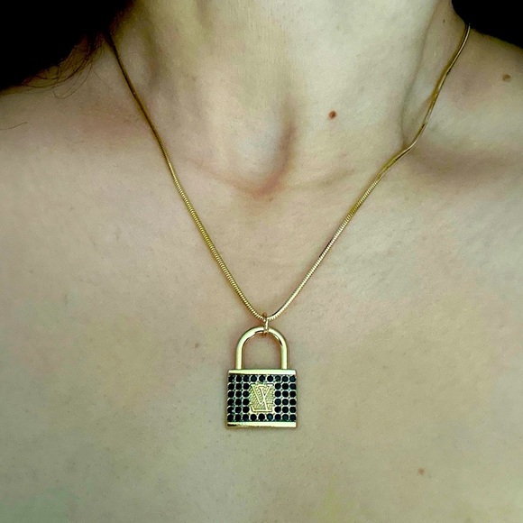 Vintage LV locker Charm with black diamonds and Necklace! - Picture 4 of 11